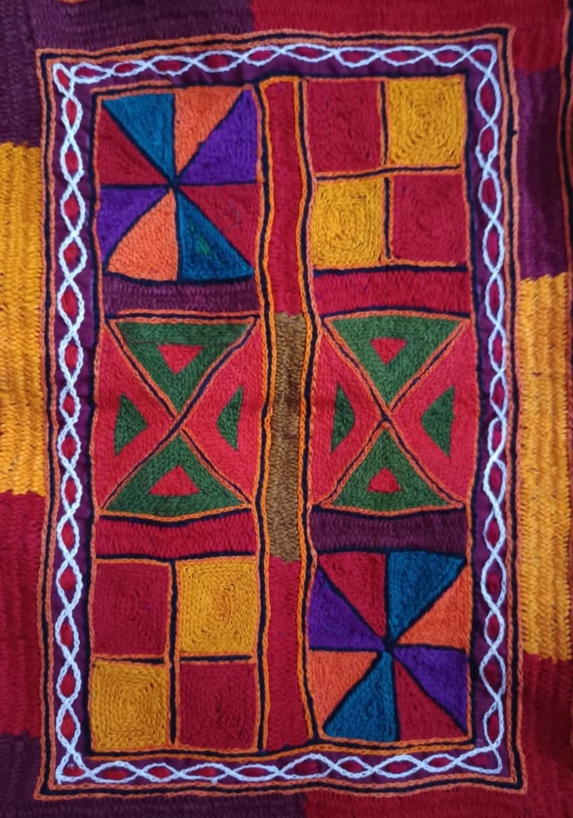 Buy Vibrant Geometry: Lines, Triangles, and Squares in Banjara Embroidery by Sapavat Siddu
