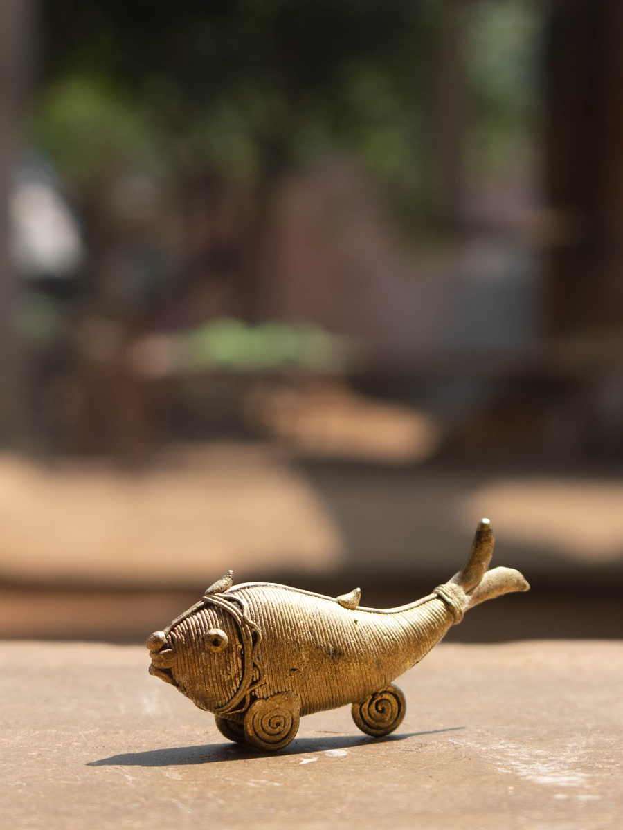 Shop Fish sculpture in Dhokra by Kunal Rana