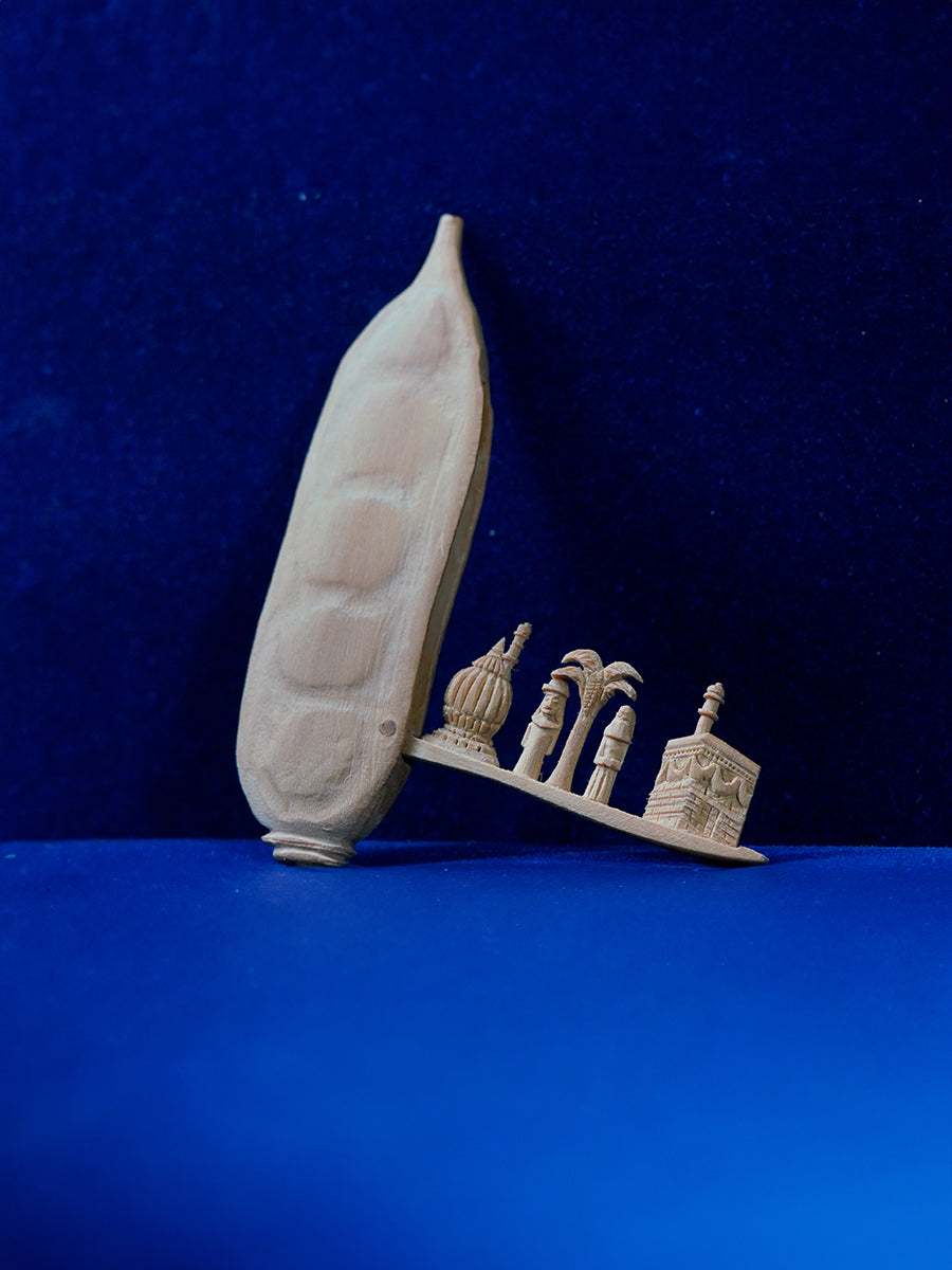 Shop now and experience the seraphic flair of the charismatic Makka Medina with our exquisite Pure Sandalwood Carving, perfect for tourists on Hajj.